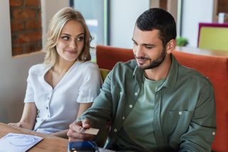 Večeře jako zrcadlo vztahu: Kdy by ji měl platit muž a nečekat to od ženy - Novinky